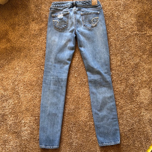 American Eagle Low Rise Distressed Blue Jeans. Size 2. - Picture 5 of 6